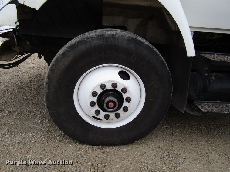 image for item DH8370 2006 International 7500 digger derrick truck