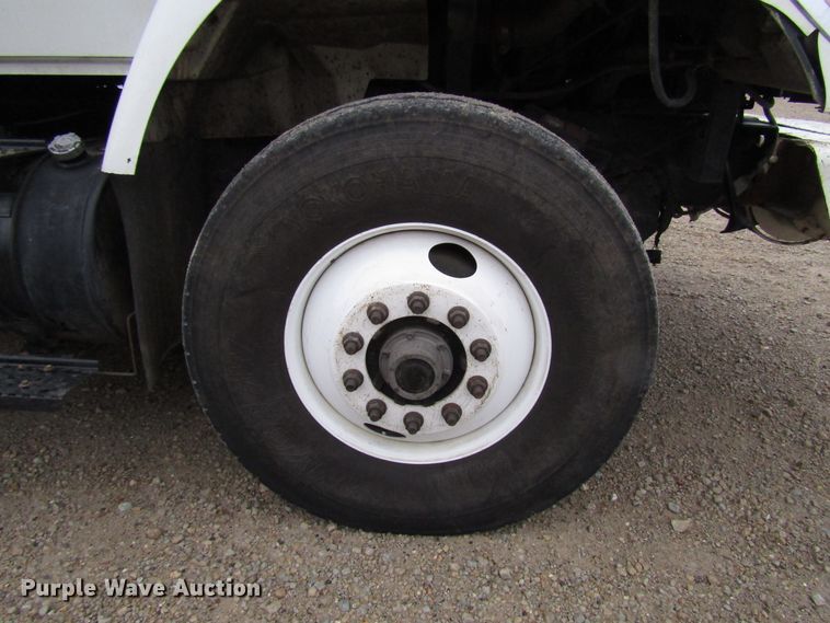 image for item DH8370 2006 International 7500 digger derrick truck