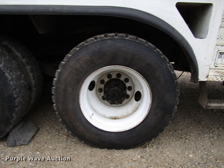 image for item DH8370 2006 International 7500 digger derrick truck