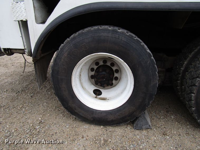 image for item DH8370 2006 International 7500 digger derrick truck