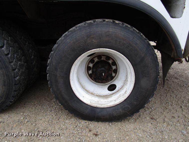 image for item DH8370 2006 International 7500 digger derrick truck