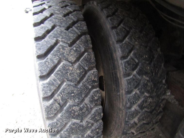 image for item DH8370 2006 International 7500 digger derrick truck