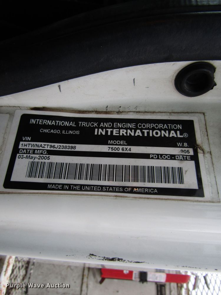 image for item DH8370 2006 International 7500 digger derrick truck