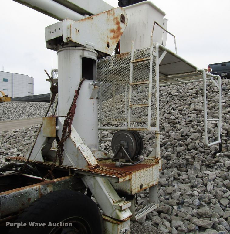 image for item DH8373 12'L x 92"W chip bed with boom