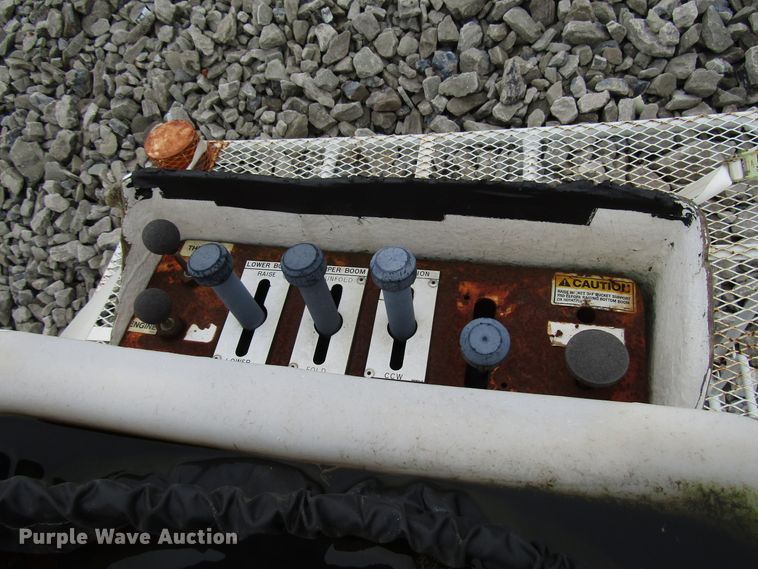 image for item DH8373 12'L x 92"W chip bed with boom