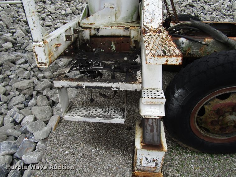 image for item DH8373 12'L x 92"W chip bed with boom