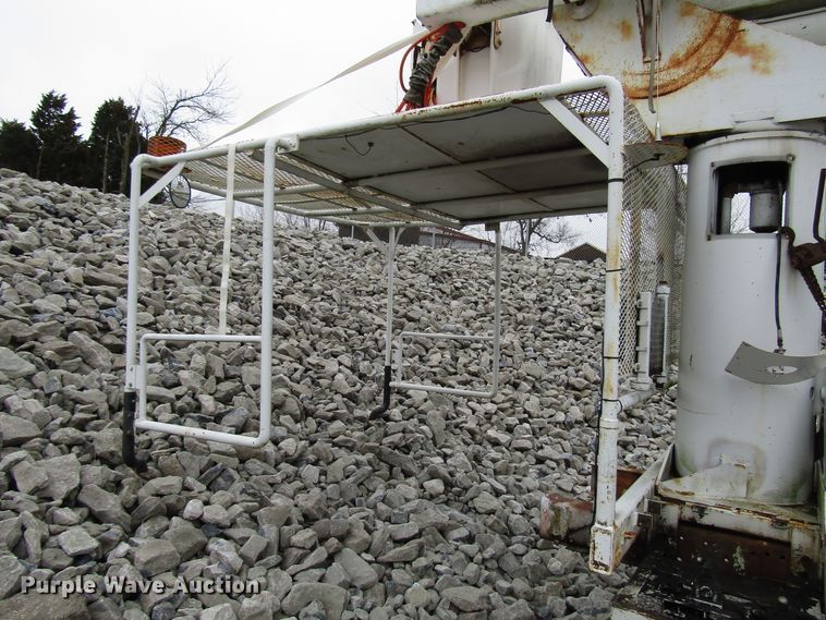 image for item DH8373 12'L x 92"W chip bed with boom