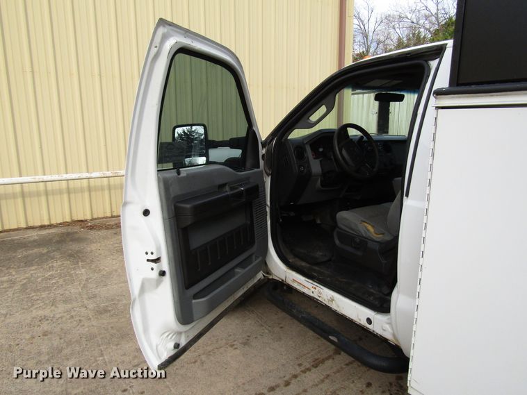 image for item DH8374 2011 Ford F550 service truck