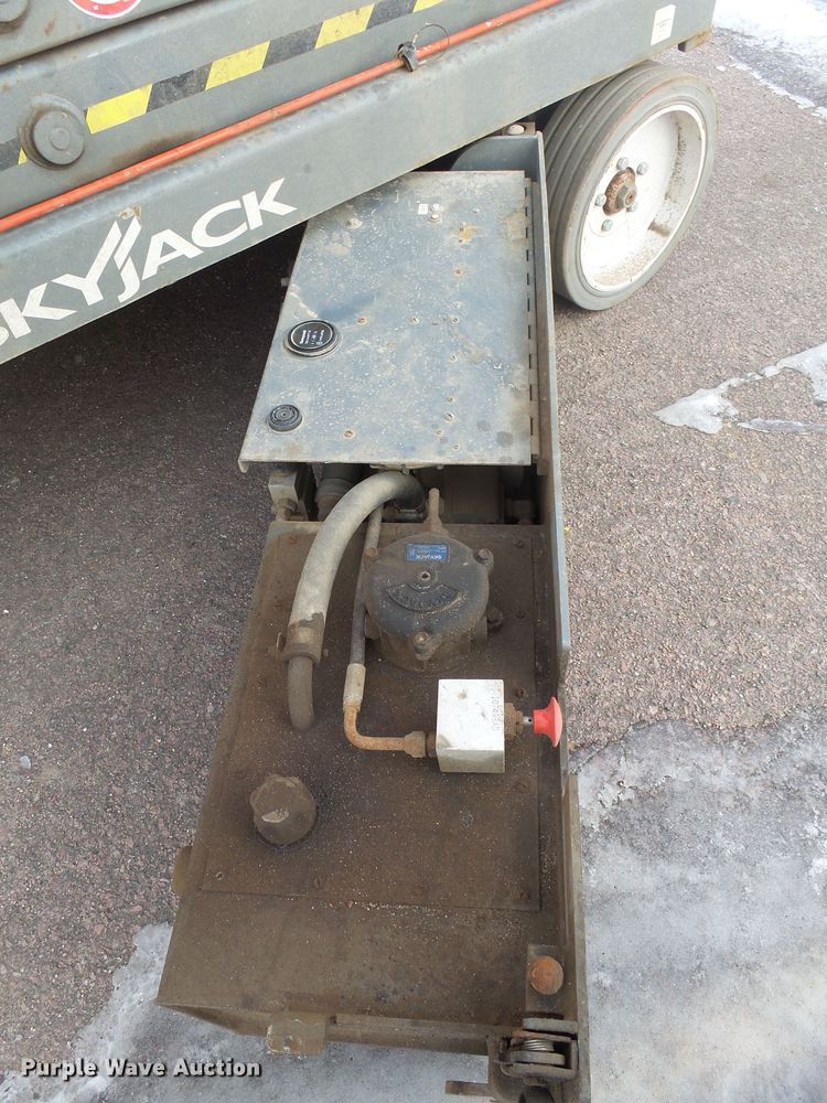 image for item EF9561 Skyjack SJIII 4632 scissor lift