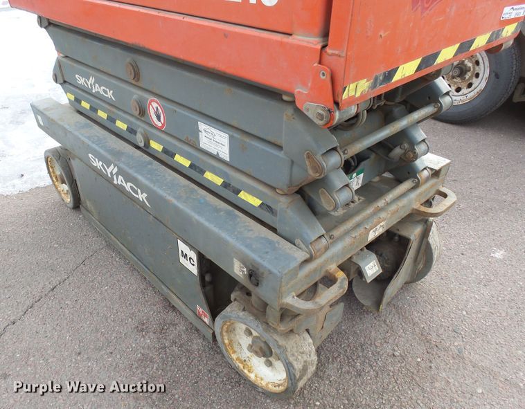 image for item EF9579 2016 Skyjack SJIII 3219 scissor lift
