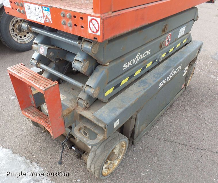 image for item EF9579 2016 Skyjack SJIII 3219 scissor lift