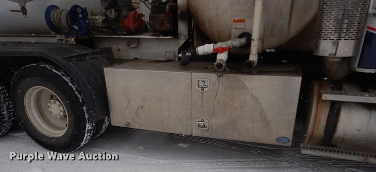 image for item FU9121 2000 Freightliner FL112 vacuum truck