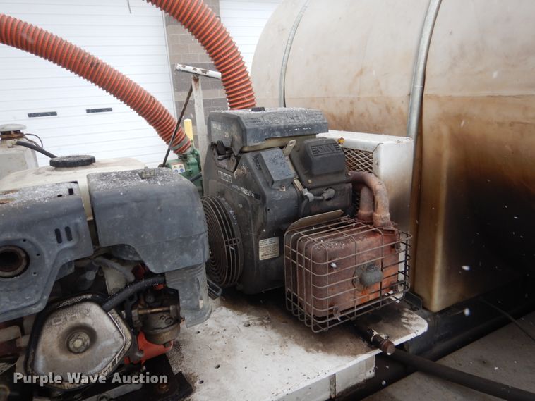 image for item FU9121 2000 Freightliner FL112 vacuum truck