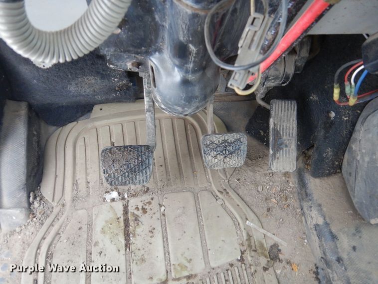 image for item FU9121 2000 Freightliner FL112 vacuum truck