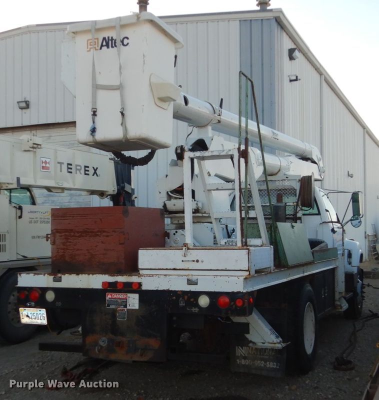 image for item FU9131 2001 GMC 6500 bucket truck