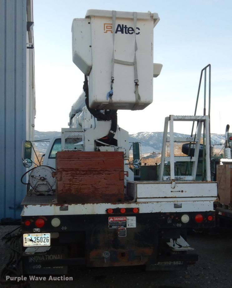 image for item FU9131 2001 GMC 6500 bucket truck
