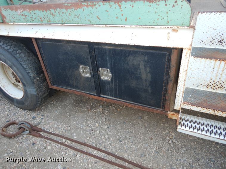 image for item FU9131 2001 GMC 6500 bucket truck