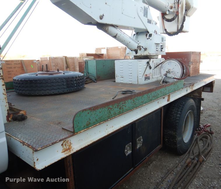 image for item FU9131 2001 GMC 6500 bucket truck