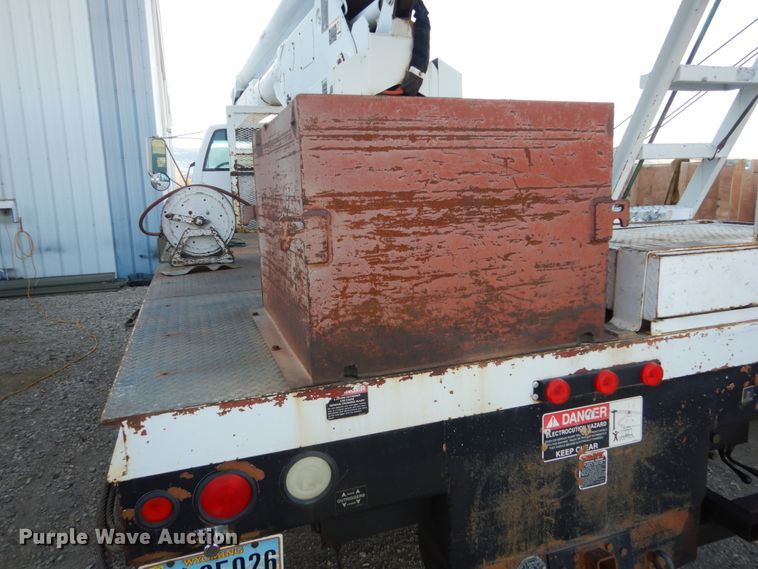 image for item FU9131 2001 GMC 6500 bucket truck