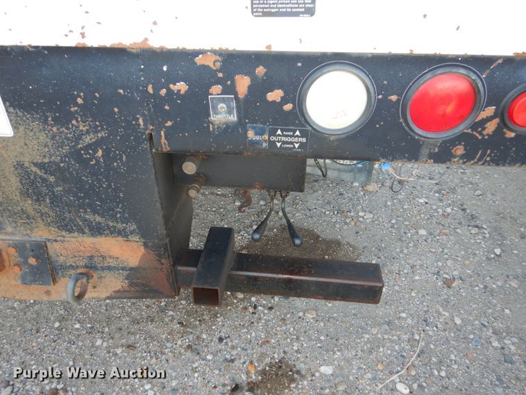 image for item FU9131 2001 GMC 6500 bucket truck