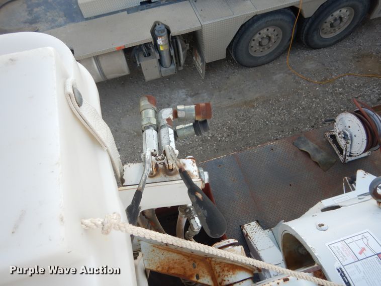 image for item FU9131 2001 GMC 6500 bucket truck