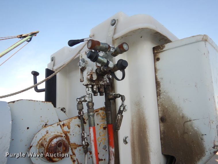 image for item FU9131 2001 GMC 6500 bucket truck