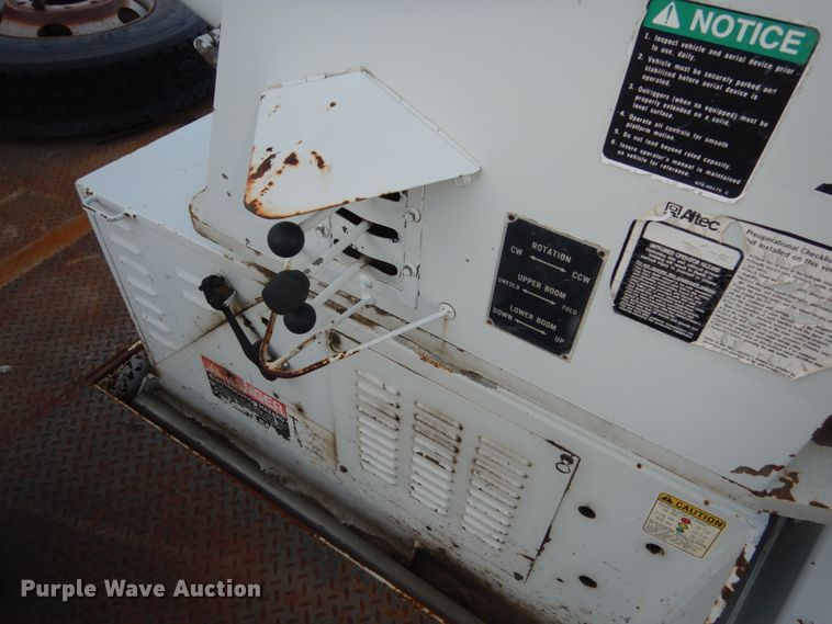 image for item FU9131 2001 GMC 6500 bucket truck