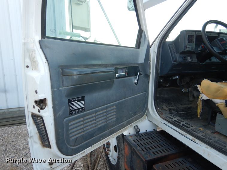 image for item FU9131 2001 GMC 6500 bucket truck