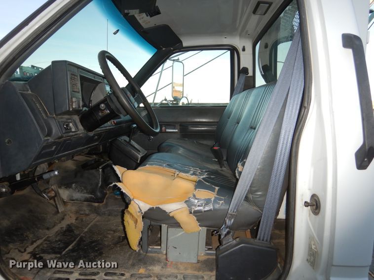 image for item FU9131 2001 GMC 6500 bucket truck