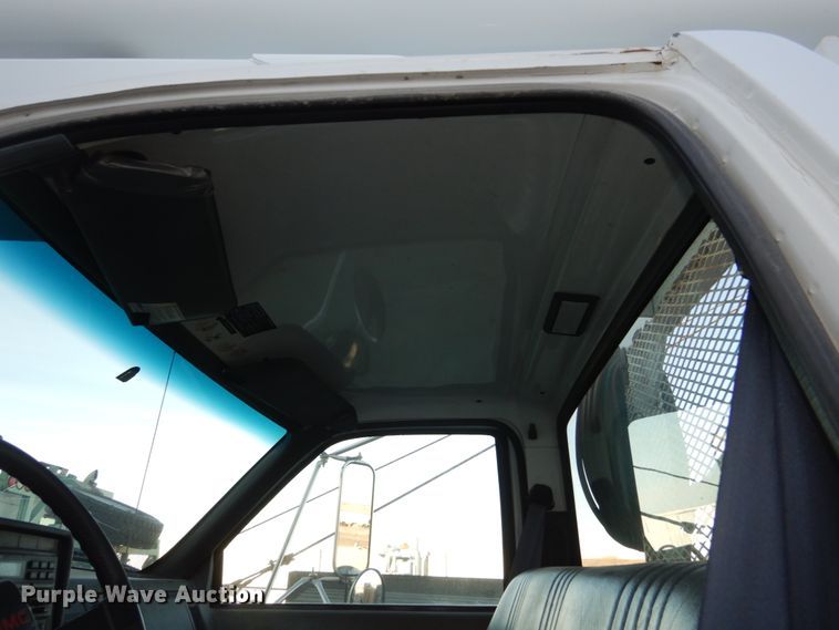 image for item FU9131 2001 GMC 6500 bucket truck