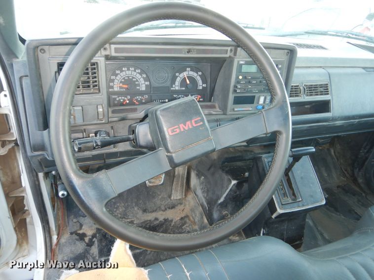 image for item FU9131 2001 GMC 6500 bucket truck