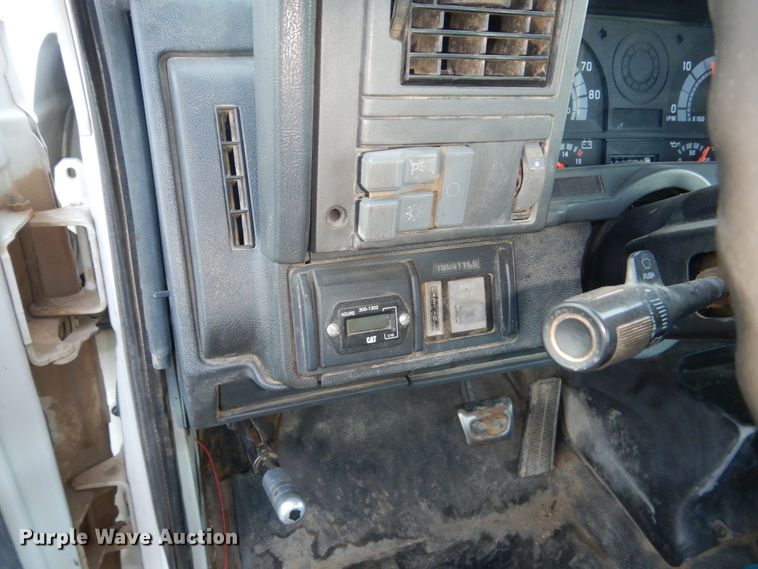 image for item FU9131 2001 GMC 6500 bucket truck