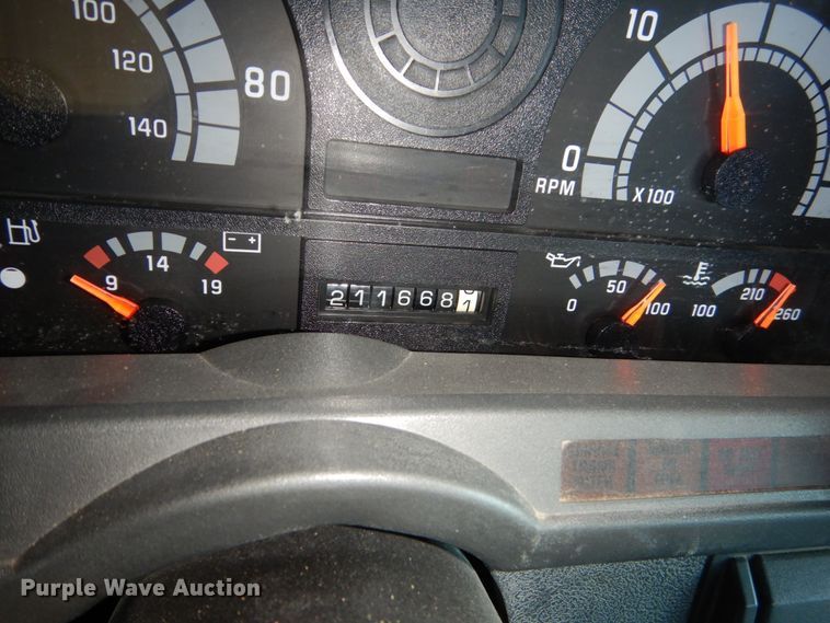 image for item FU9131 2001 GMC 6500 bucket truck