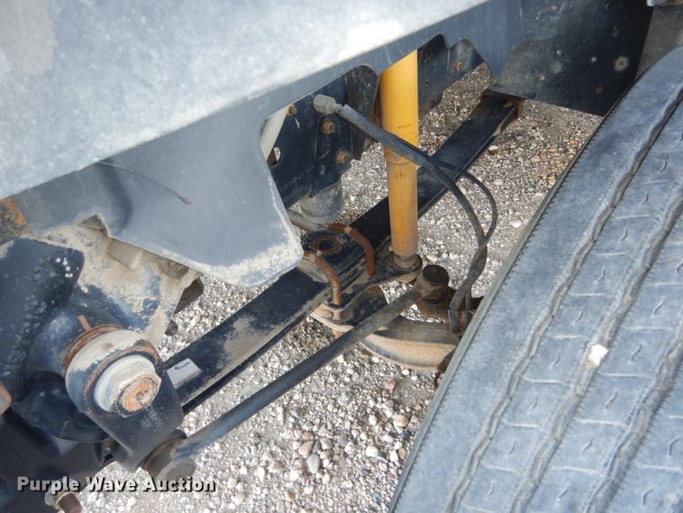 image for item FU9131 2001 GMC 6500 bucket truck