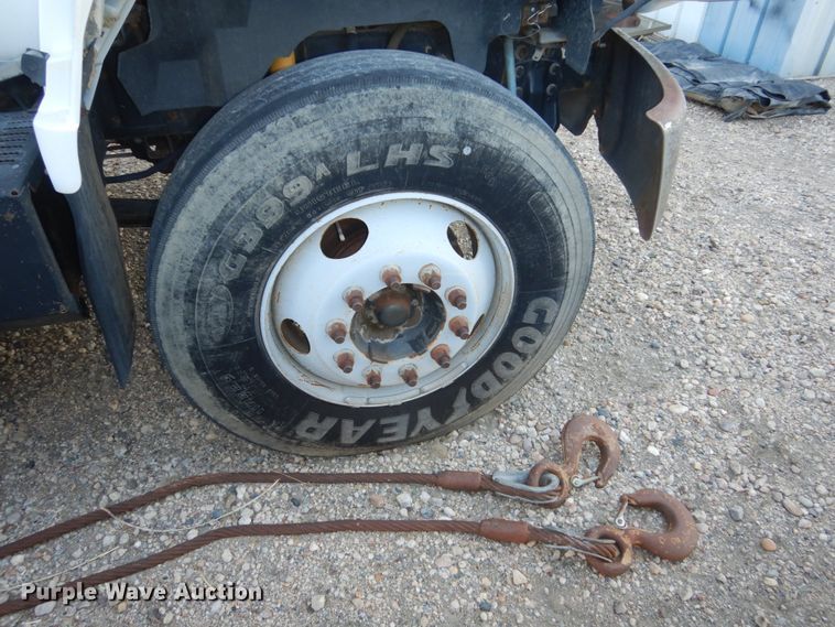 image for item FU9131 2001 GMC 6500 bucket truck