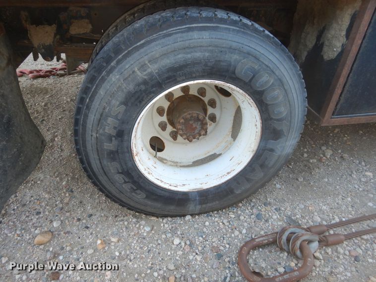 image for item FU9131 2001 GMC 6500 bucket truck