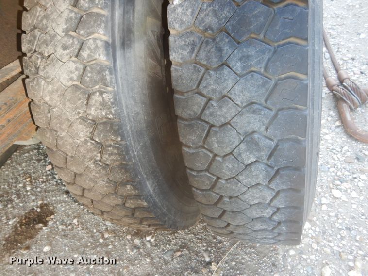 image for item FU9131 2001 GMC 6500 bucket truck