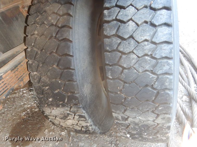 image for item FU9131 2001 GMC 6500 bucket truck