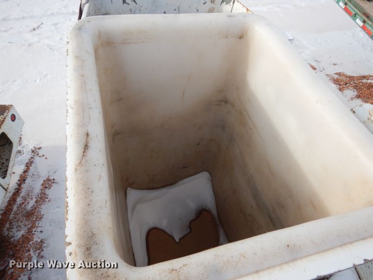 image for item FU9134 2005 Chevrolet C5500 bucket truck