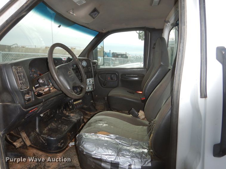 image for item FU9134 2005 Chevrolet C5500 bucket truck