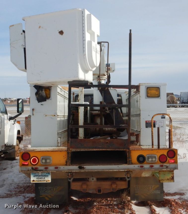 image for item FU9135 2001 International 4700 bucket truck