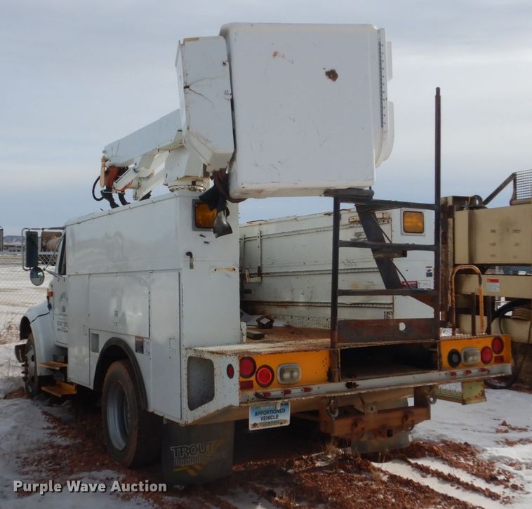 image for item FU9135 2001 International 4700 bucket truck