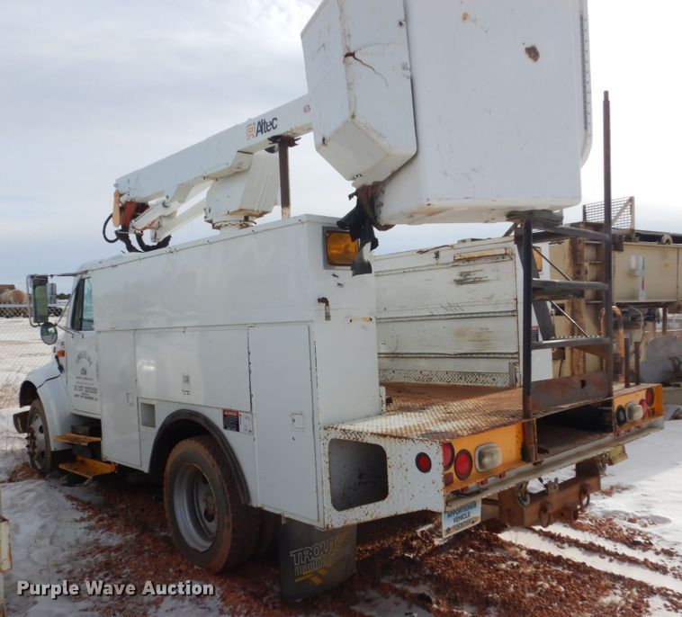 image for item FU9135 2001 International 4700 bucket truck