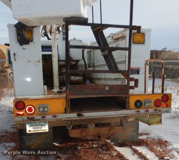 image for item FU9135 2001 International 4700 bucket truck