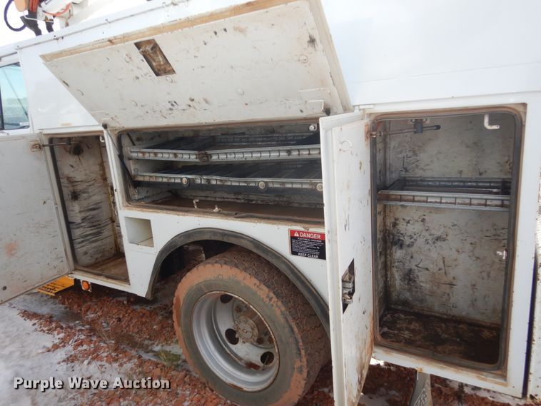 image for item FU9135 2001 International 4700 bucket truck