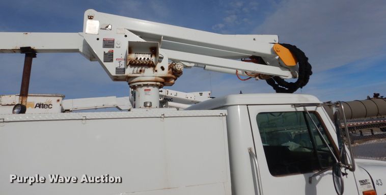 image for item FU9135 2001 International 4700 bucket truck