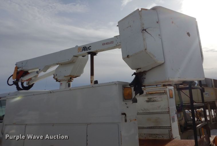 image for item FU9135 2001 International 4700 bucket truck