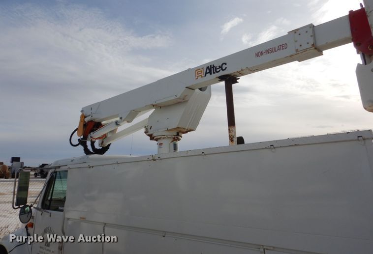 image for item FU9135 2001 International 4700 bucket truck