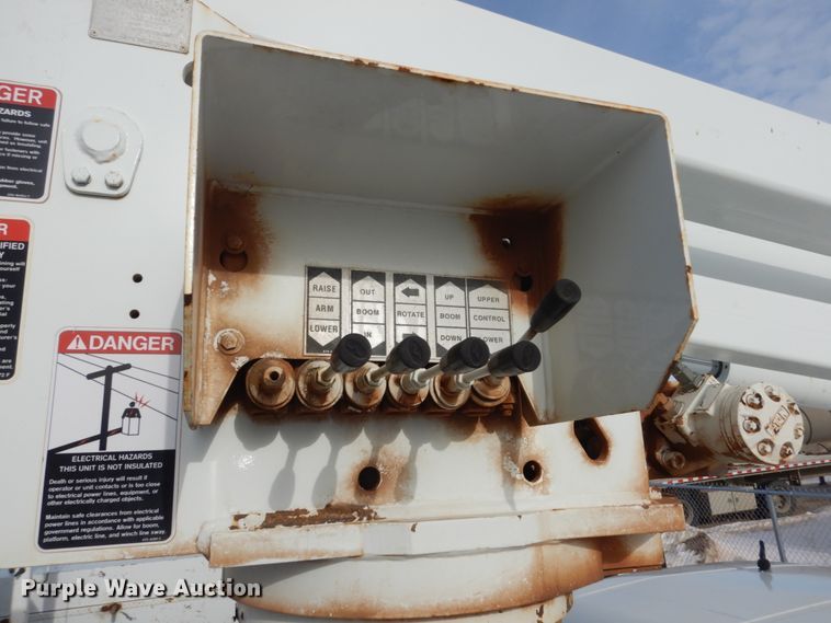 image for item FU9135 2001 International 4700 bucket truck