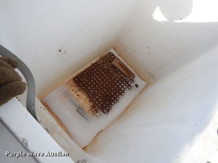 image for item FU9135 2001 International 4700 bucket truck